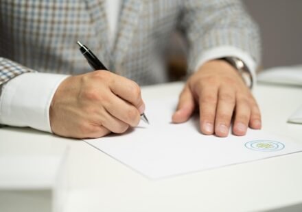 유럽 5대 리그 외국인 선수 계약 구조 완전 가이드: 이적료·연봉·바이아웃 조항은 어떻게 작동하나